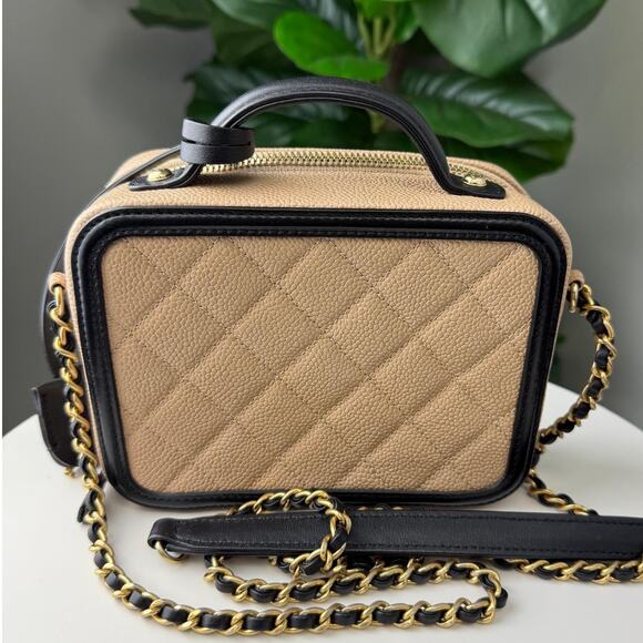 💎✨Authentic Chanel Filigree Vanity Case Hand Bag - Picture 2 of 5